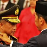 Presiden Joko Widodo memasangkan tanda pangkat Jenderal kepada Kapolri Tito Karnavian