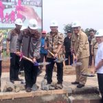 Walikota Depok Mohammad Idris meletakkan batu pertama pembangunan masjid di Perumahan Vila Rizky Ilhami.