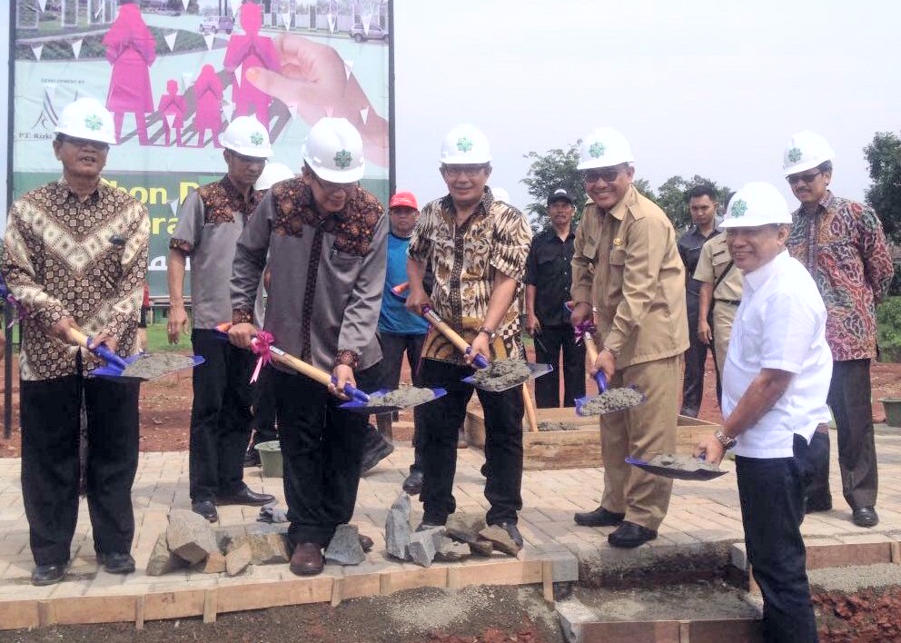 Walikota Depok Mohammad Idris meletakkan batu pertama pembangunan masjid di Perumahan Vila Rizky Ilhami.