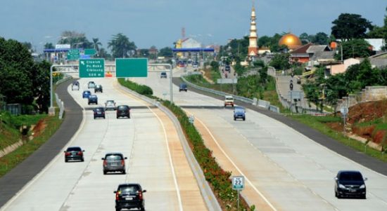 Pembangunan tol yang membentang Kota Depok.