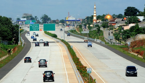 Pembangunan tol yang membentang Kota Depok.