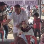 Caleg bagi-bagi duit meskipun cuma Rp 5 ribu.