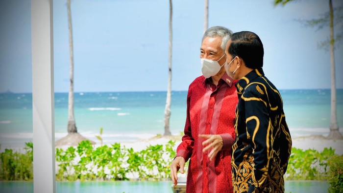 Presiden Joko Widodo saat bersama Perdana Menteri Singapura.