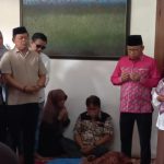 Wali Kota Depok Mohammad Idris bersama Ketua DPRD Kota Depok saat berdoa di rumah duka Rezky M.Noor.